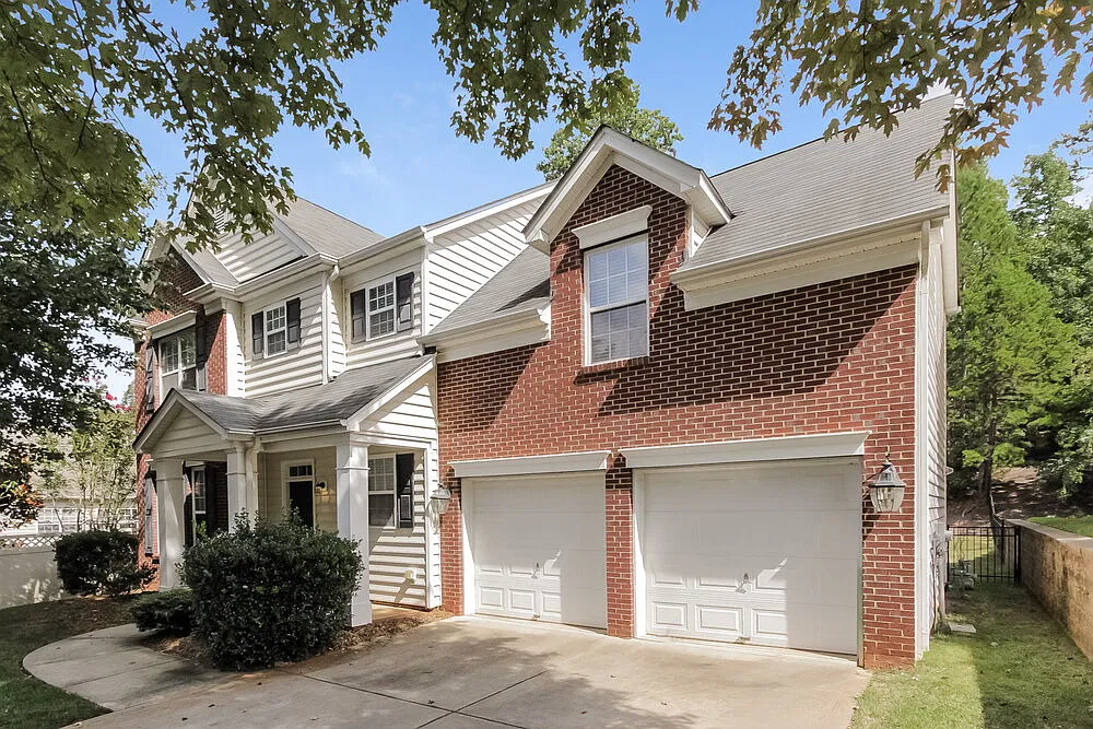 4 bed, 2.5 bath, 2300 sqft, $3,220 — Photo 4