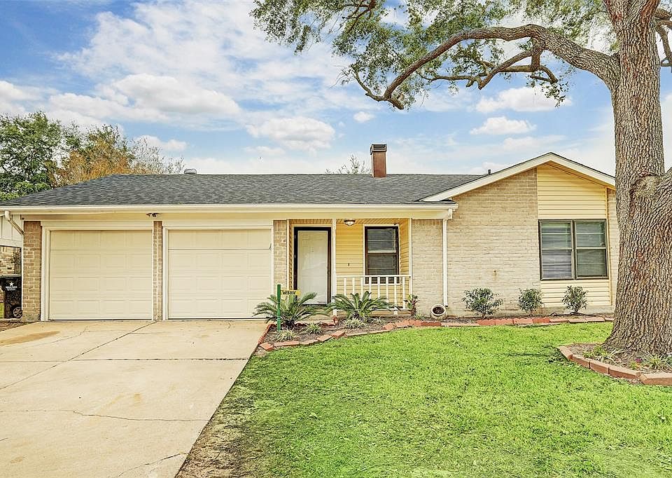 Welcome to 22526 Leedstown Lane in Williamsburg Colony! Just a quick walk down the street to the community park & pool, and just minutes away from shopping, dining, & entertainment.