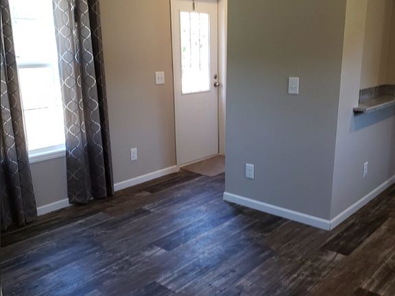 5th image of 590 Greenview Cir