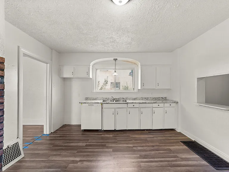 1686 E 32nd St — Photo 3