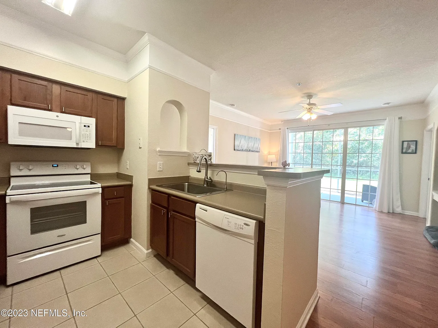 2 bed, 2.0 bath, 1059 sqft, $1,595 — Photo 2