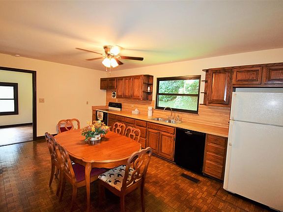 3rd image of 923 Hall Dr