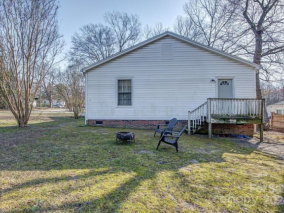 5th image of 803 Dewey St