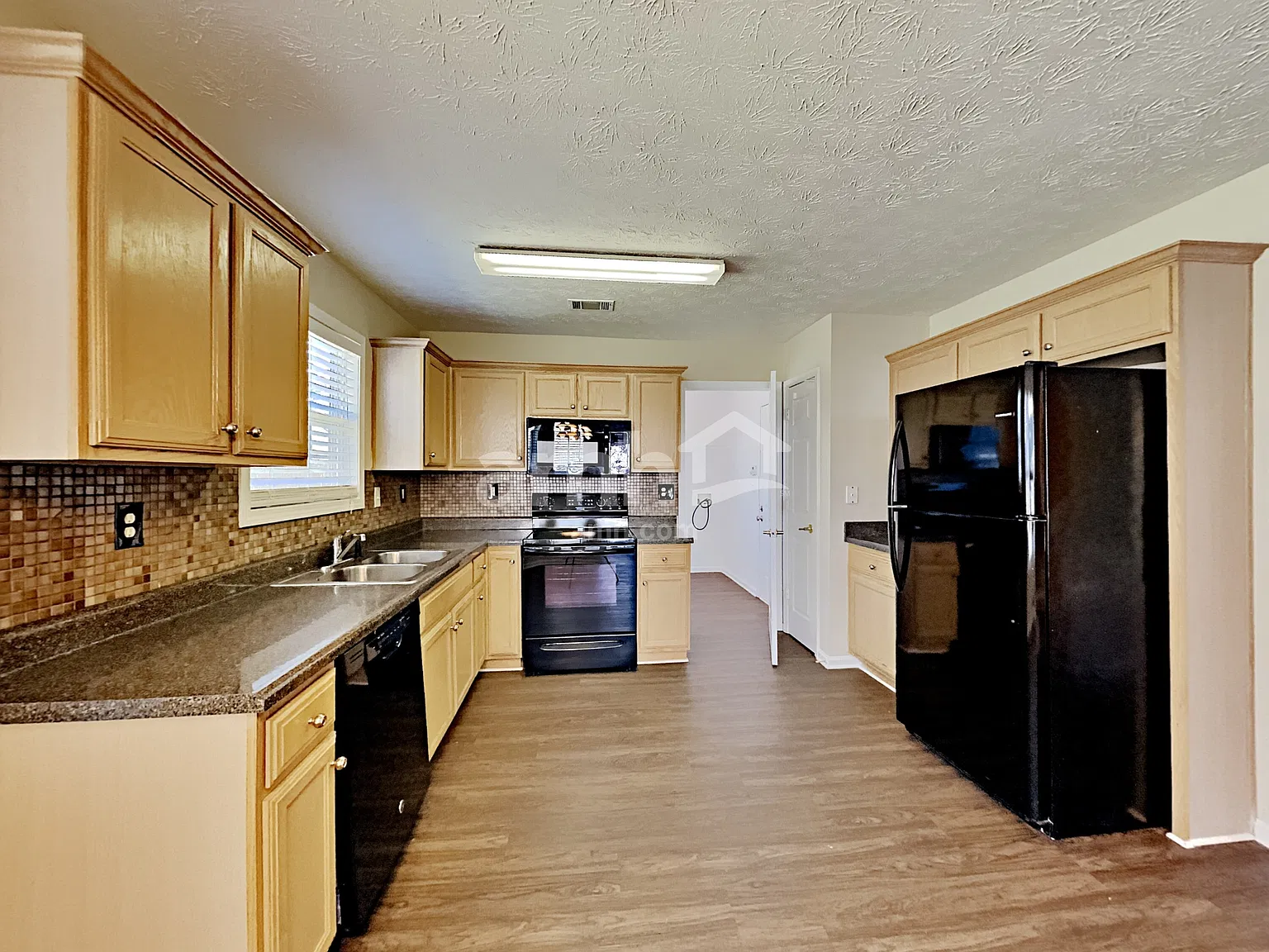 3 bed, 2.5 bath, 2227 sqft, $2,230 — Photo 3