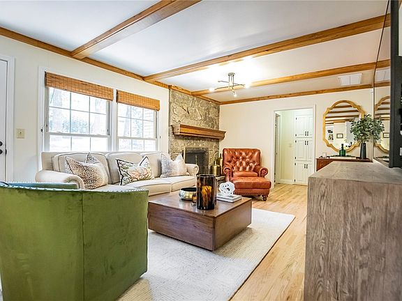 5th image of 1047 E Glenn Ln
