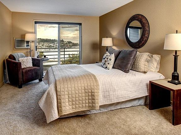 5th image of 1028 Lakeview Blvd E APT 5