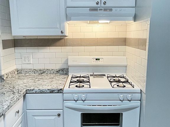 4th image of 580 Bridge St #9