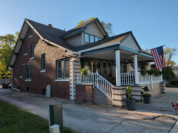 417 N Hough St, Barrington, IL 60010