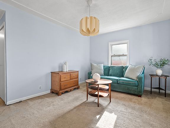 4th image of 32 Dunning Ave