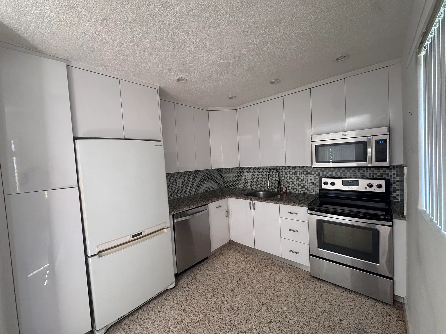 2 bed, 1.0 bath, 5350 sqft, $2,300 — Photo 2