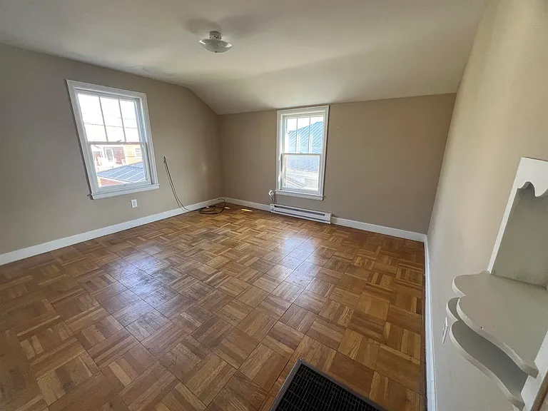 506 Bee St — Photo 2