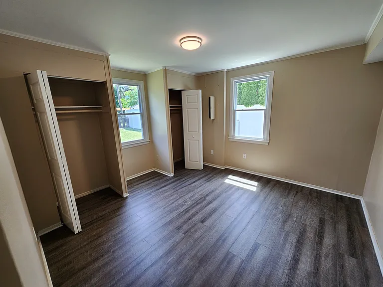 4085 Seneca Ave — Photo 7