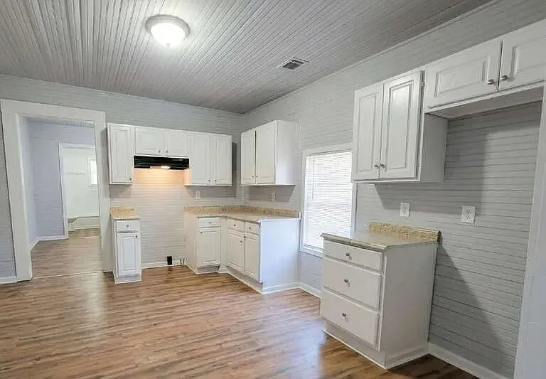 625 E Wall St — Photo 3