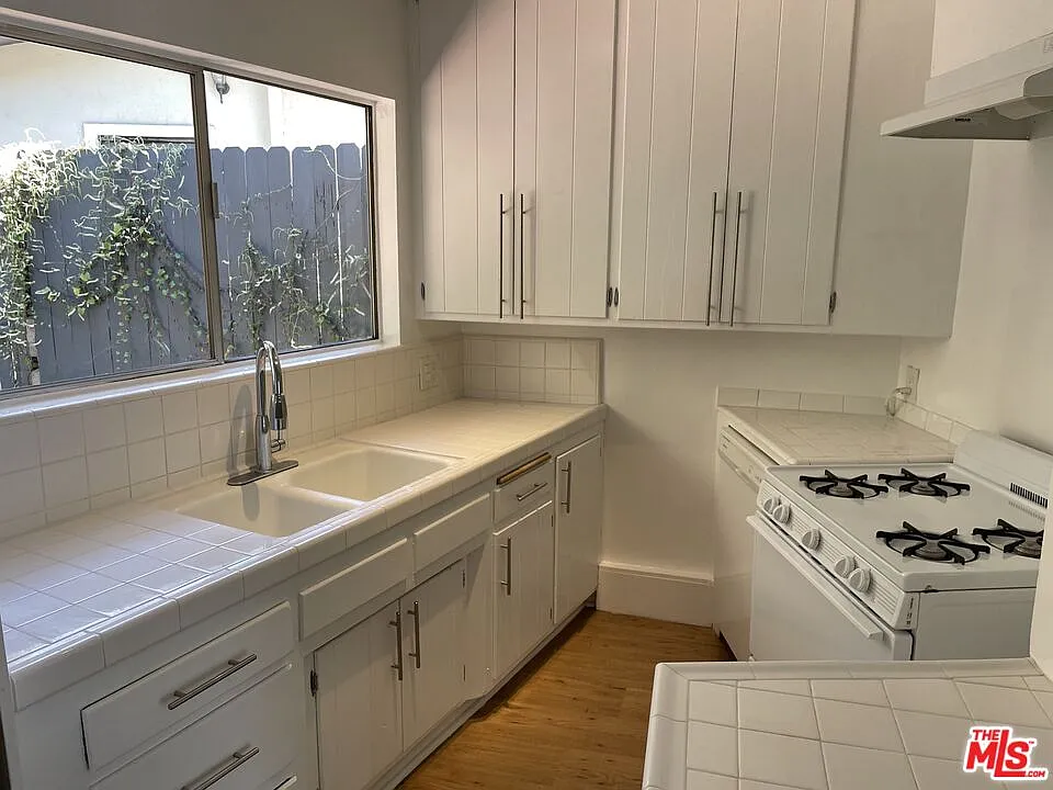 2 bed, 1.5 bath, 1352 sqft, $3,895 — Photo 2
