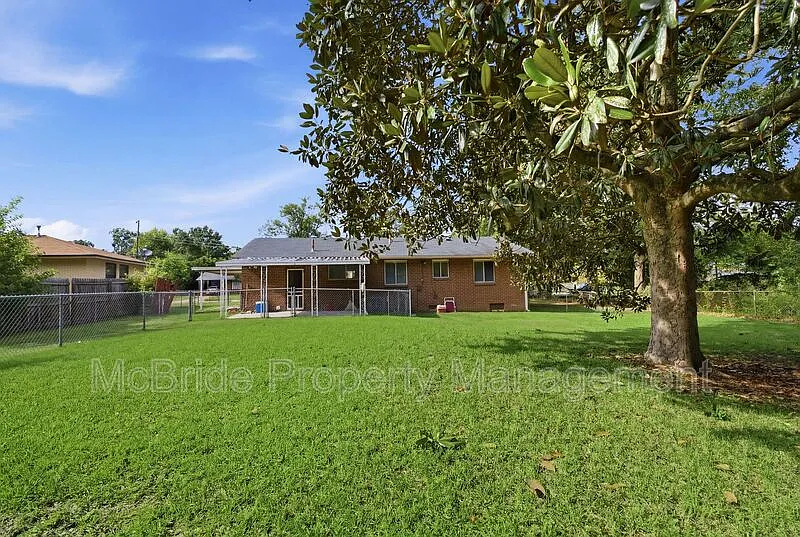 3 bed, 1.0 bath, 1323 sqft, $1,395 — Photo 3