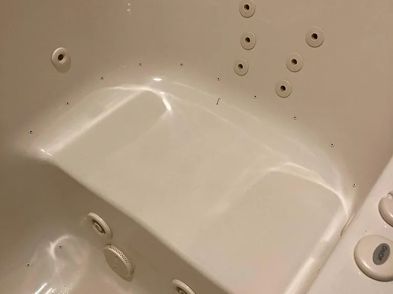 jacuzzi jets in walk in bath tub