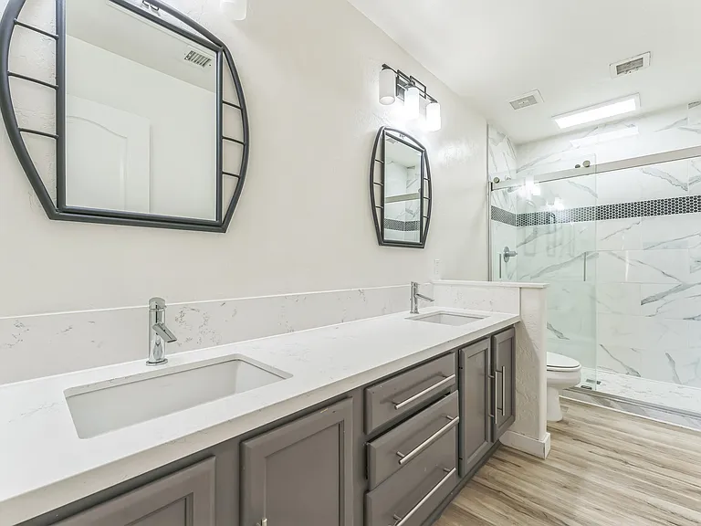 1111 W Washington Ave — Photo 11