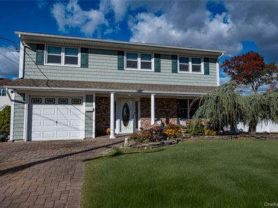 1 Freedom Court, Babylon, NY, 11702