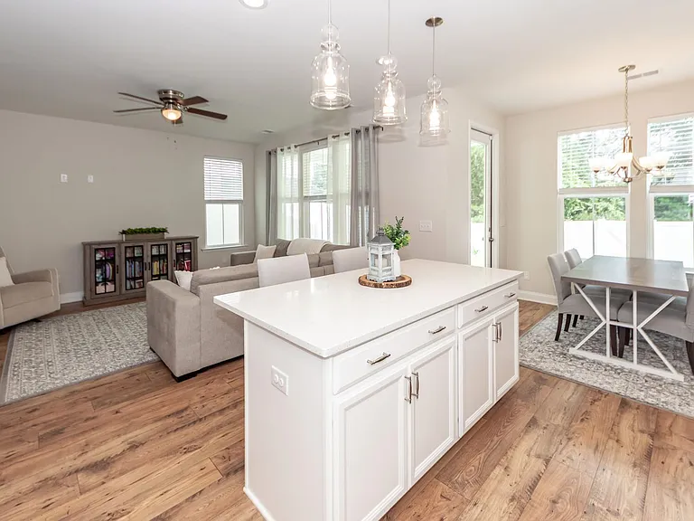 121 Hawthorne Landing Dr — Photo 15