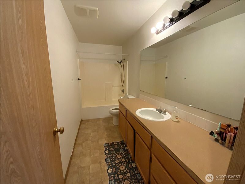 5th image of 1606 185th Street E