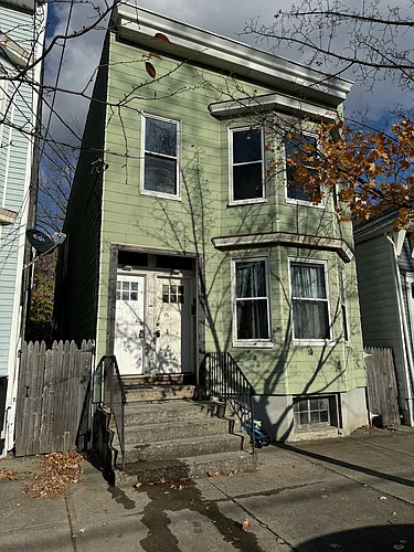 597 2nd St #2 Photo 1