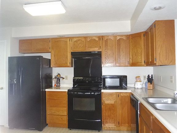 5th image of 825 W Rosewood Dr