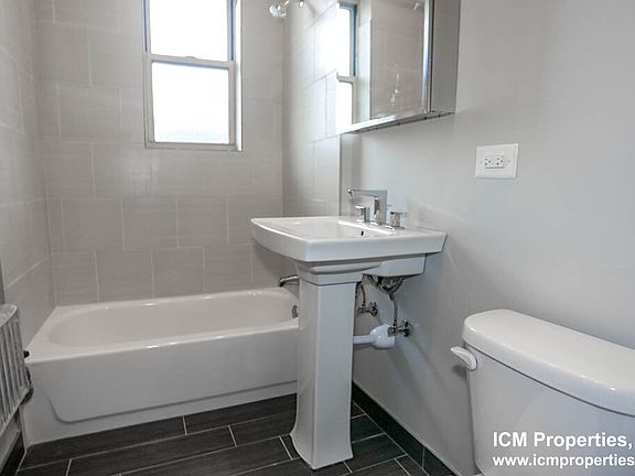 5th image of 1600 W Belle Plaine Ave #1