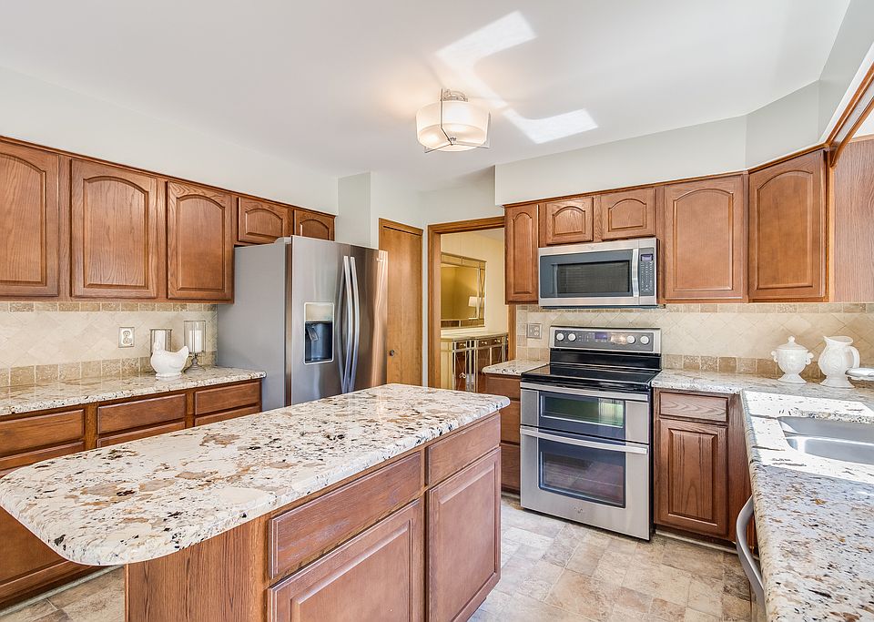 1st image of 18130 Country Club Cir