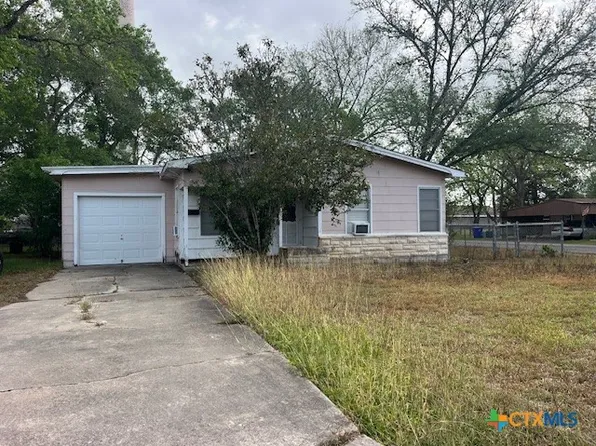 209 Highland St, Yoakum, TX 77995