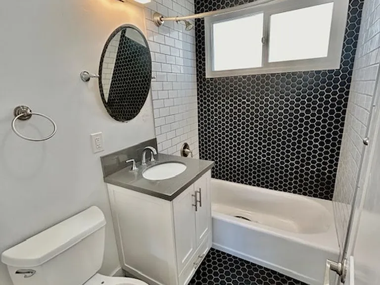 Beautiful Renovated 2bd with Yard — Photo 13