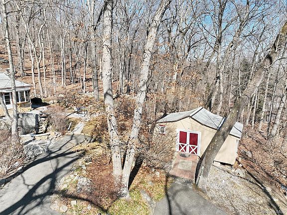 4th image of 31 Hemlock Hill Lane