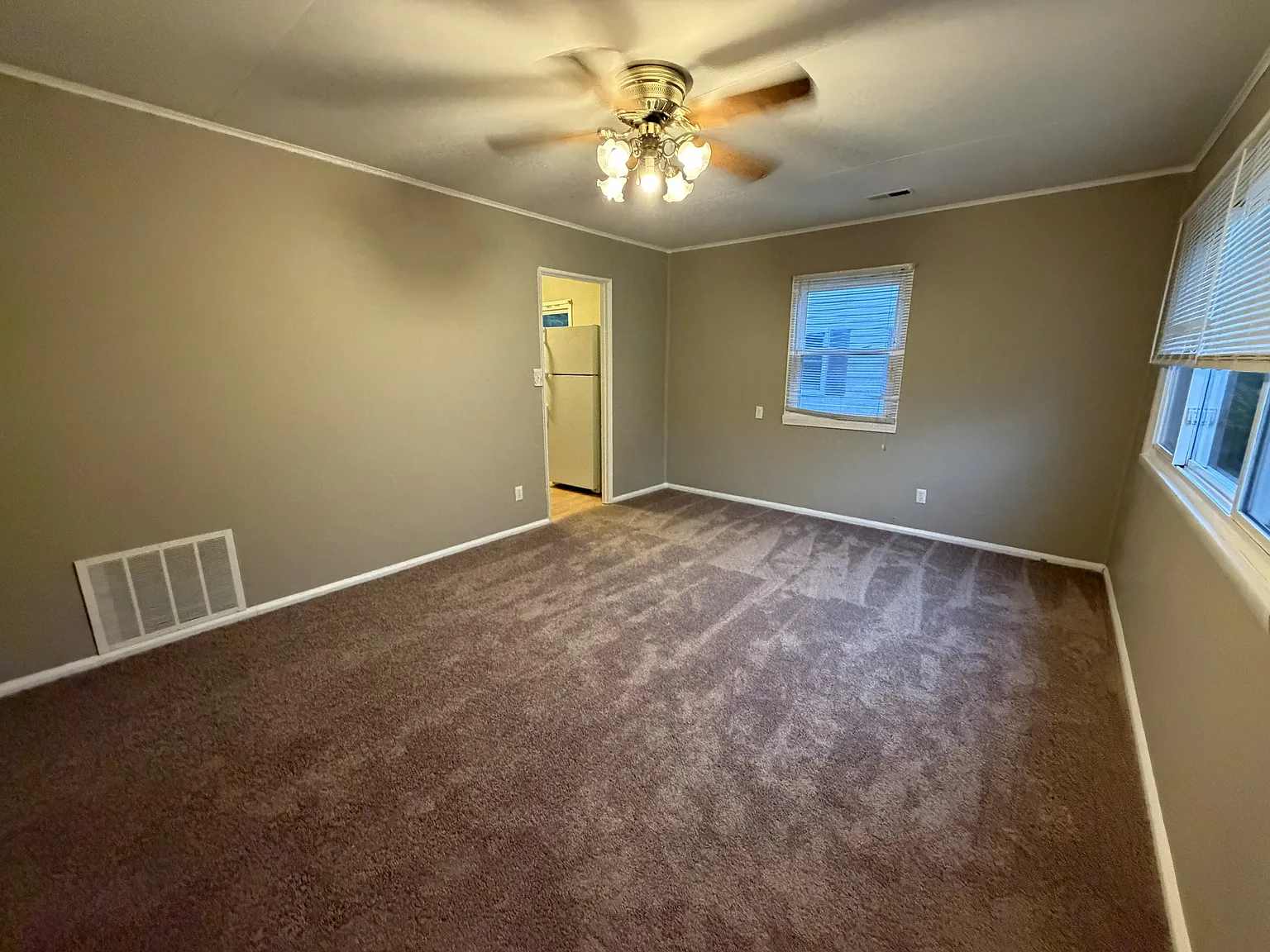 3 bed, 875 sqft, $1,950 — Photo 3