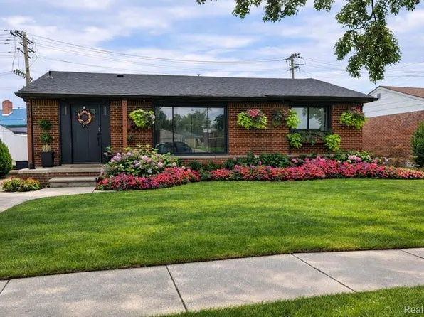 32863 Beacon Ln, Fraser, MI 48026