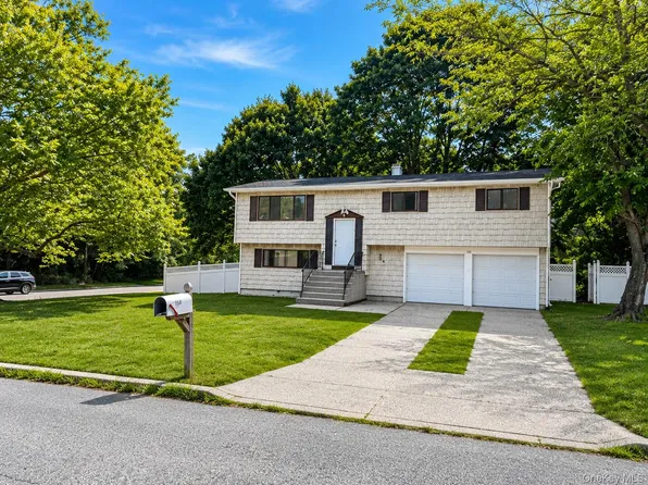 150 8th Avenue, Holtsville, NY 11742