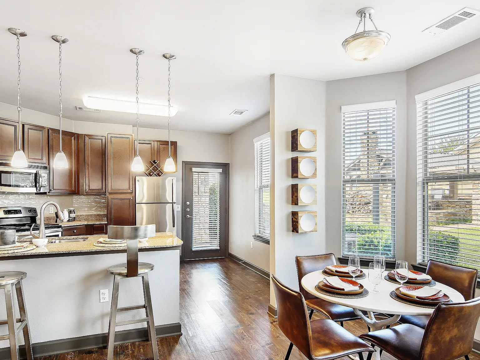 Wellington Grande Apartment Homes — Photo 3
