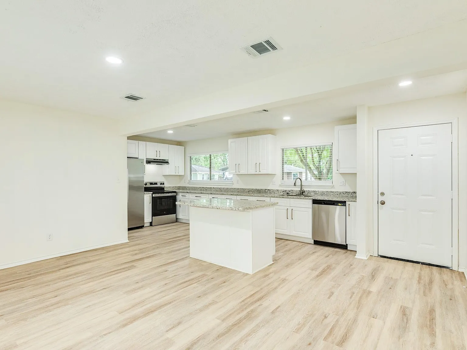 4 bed, 2.0 bath, 1818 sqft, $2,200 — Photo 2