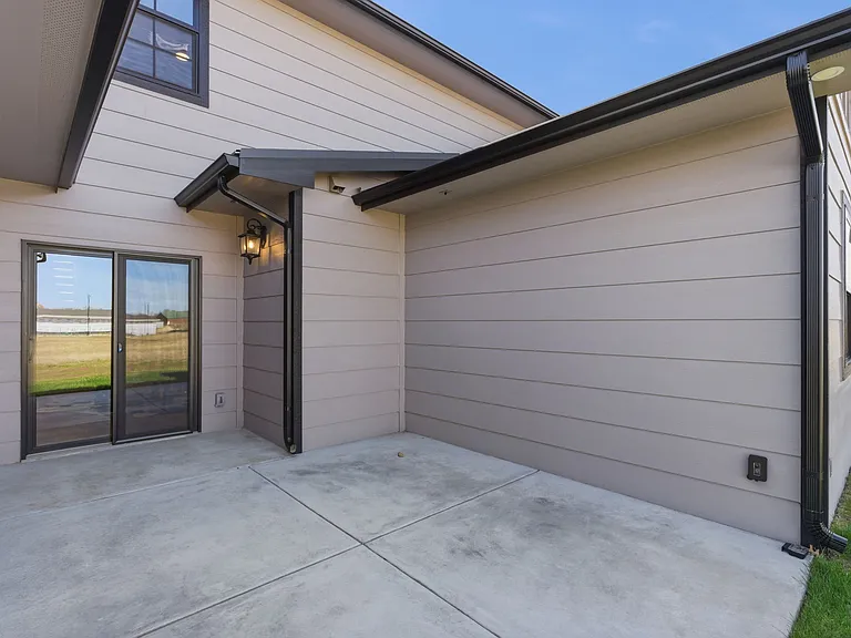 2134 E Beaumont St — Photo 36