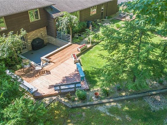 3rd image of 1061 Oakview Dr