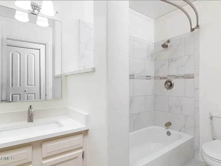2907 S Elm St — Photo 13