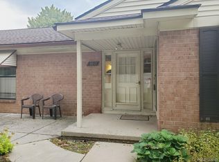 40141 Newport Dr, Plymouth, MI