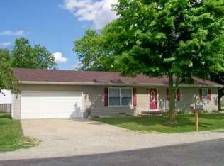 1 Meadows Dr, Altamont, IL 62411