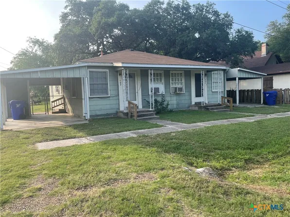404 Sheehan St, Yoakum, TX 77995