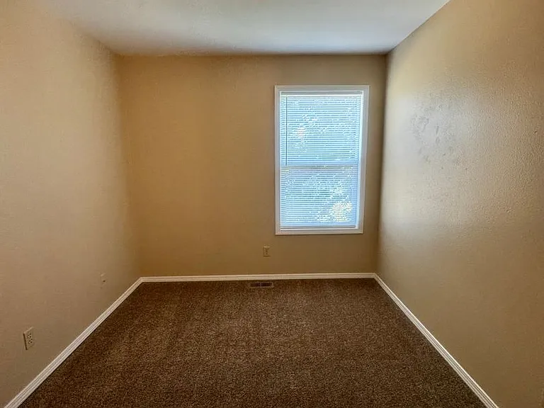 2429 E Monument St — Photo 29