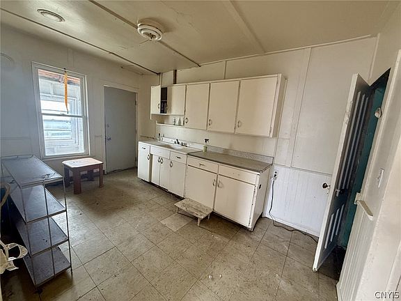 5th image of 340-342 N Rutland St