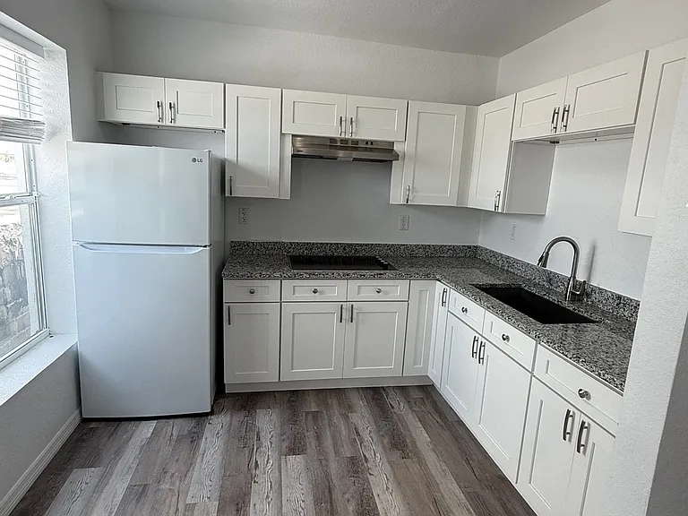 227 N Ridgewood Dr #203 — Photo 3