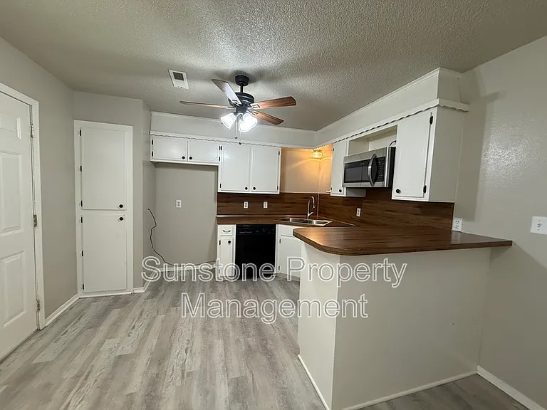 308 W Austin St — Photo 5