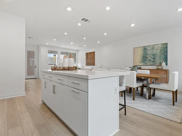 585 S Lyon St — Photo 8