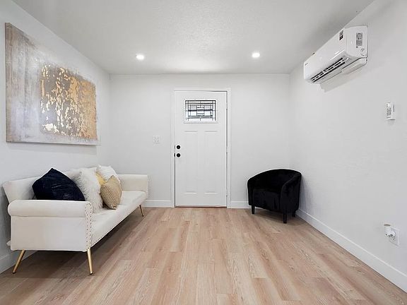 5th image of 2411 E Flora St #2