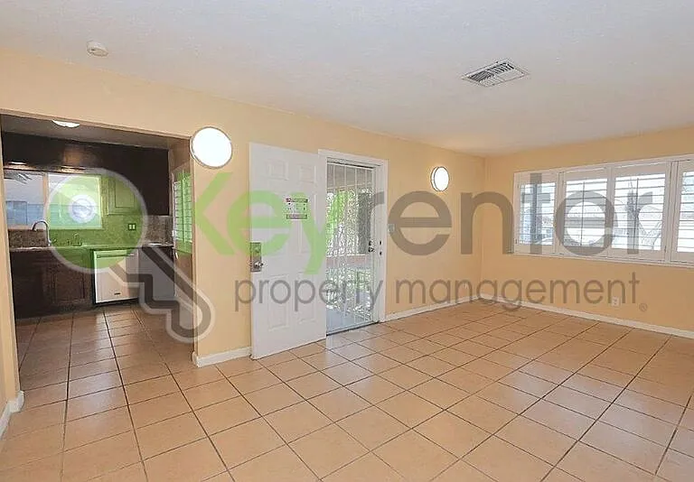 242 Santiago Ave — Photo 2