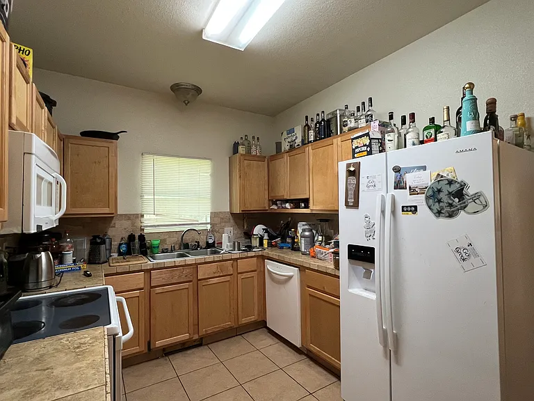 547 E Crow St — Photo 4
